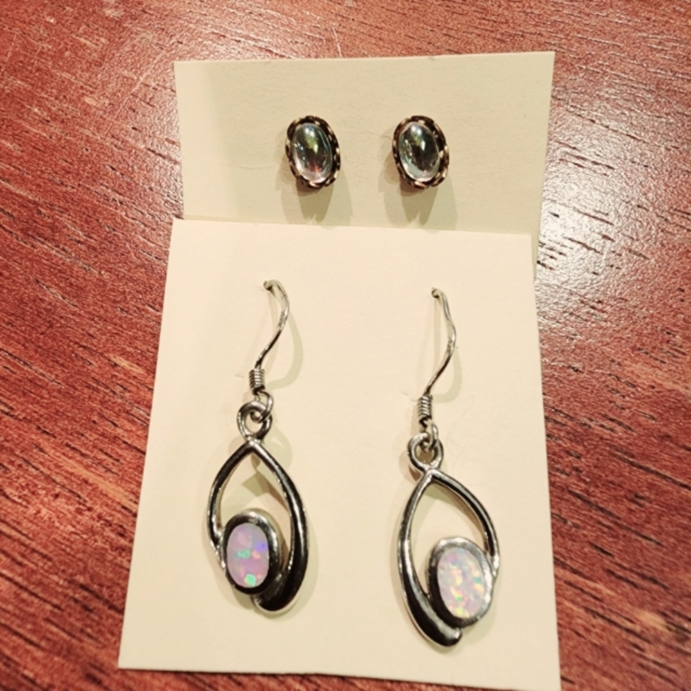 2 Vintage pair of earrings